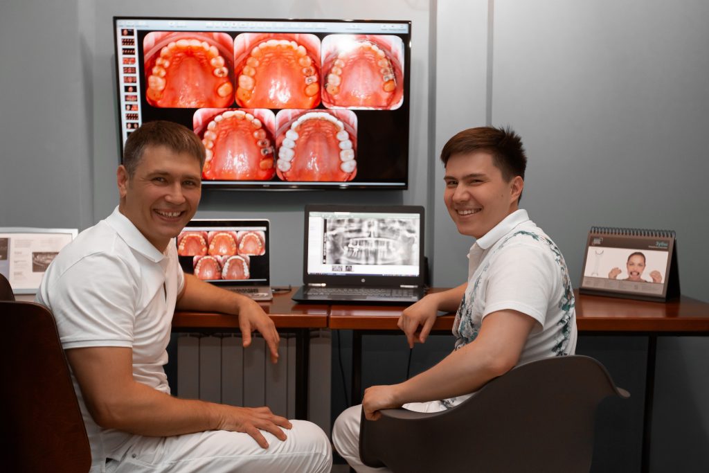 132A6890-1 томатологии за монитором клиники Апекс, Евпатория, Крым